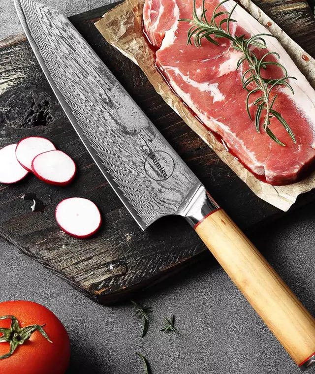Sumisu Kiritsuke Wood sur une planche à découper