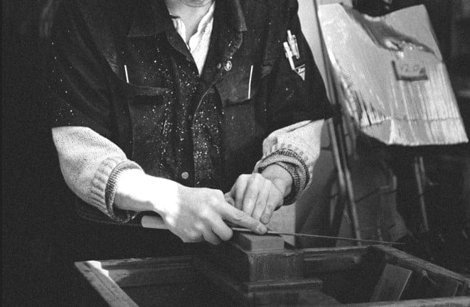 Aiguiser des couteaux avec une pierre à aiguiser